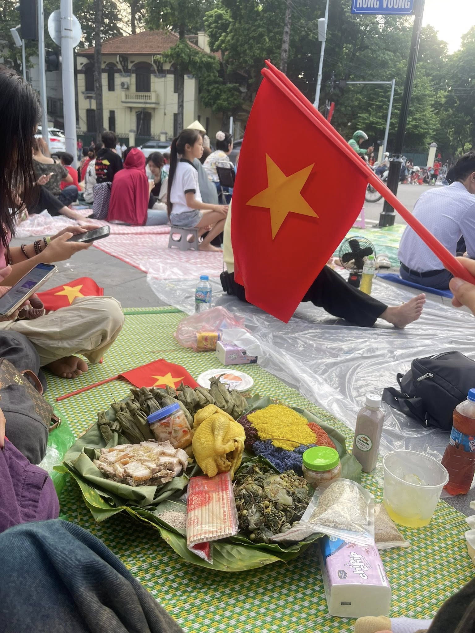 Chủ nhân mâm xôi gà xem diễu binh đang hot nhất MXH: Đi từ 3h30, mang toàn đặc sản quê nhà đến Hà Nội - Ảnh 5