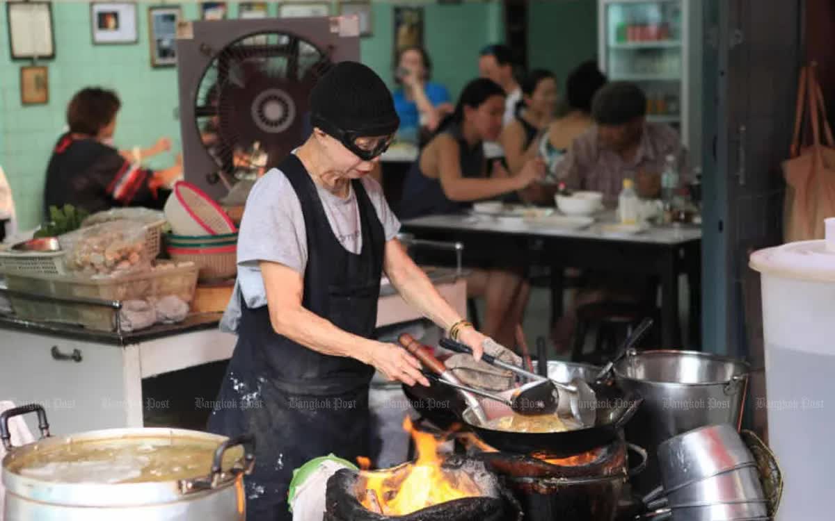 YouTuber Thái Lan gây sốt với câu chuyện bị “chém giá” tại Bangkok - Ảnh 1