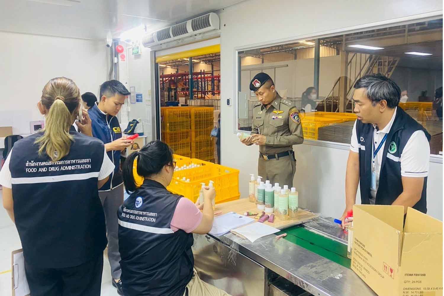 Một thiếu tướng chỉ huy cuộc đột kích nhà máy, tóm gọn đường dây sản xuất mỹ phẩm giả quy mô 13 tỷ đồng, tịch thu hơn 200.000 sản phẩm không giấy phép - Ảnh 2