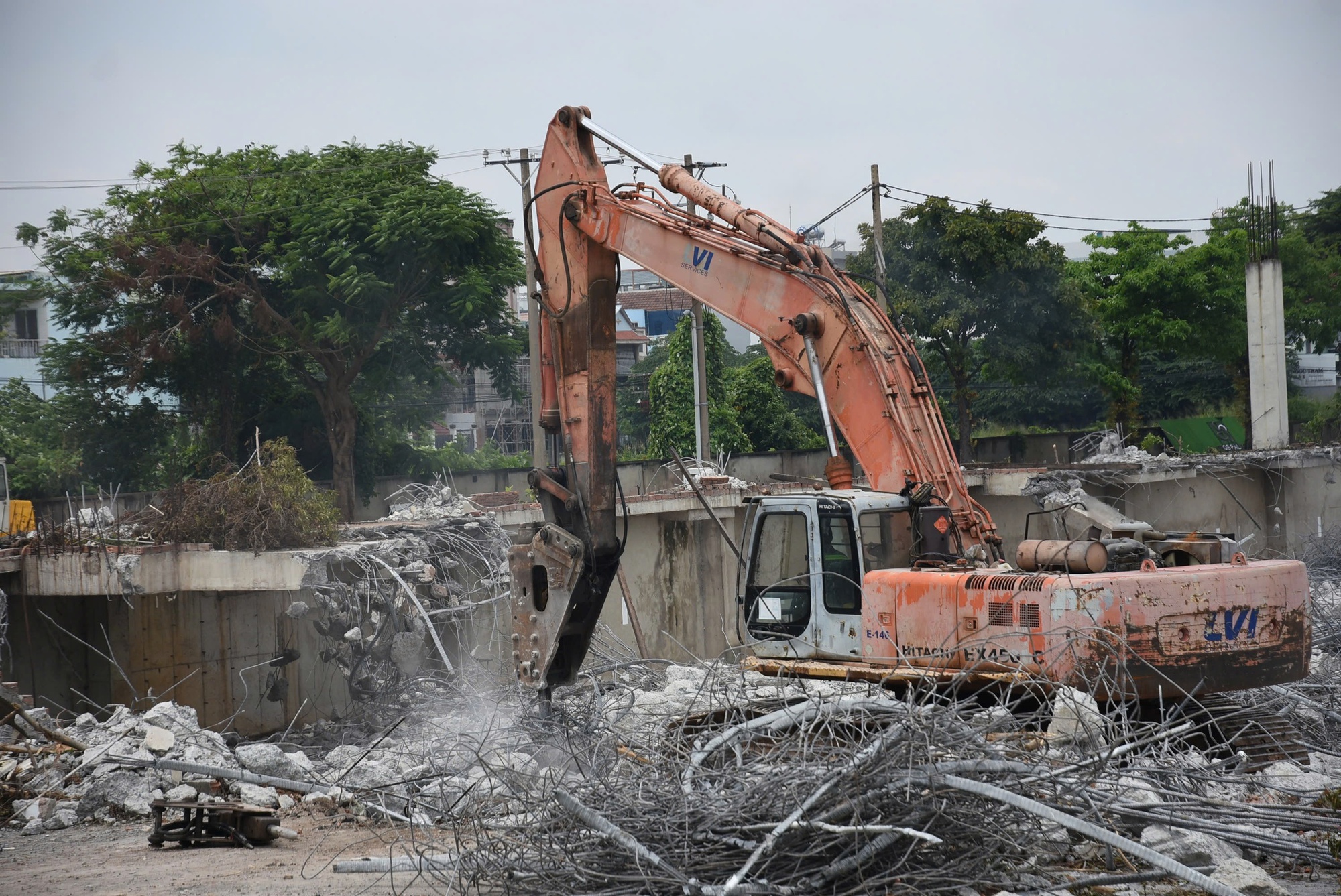 Cận cảnh tháo dỡ Khu phức hợp thương mại xây dựng không phép trên "đất vàng" ở Đồng Nai - Ảnh 6