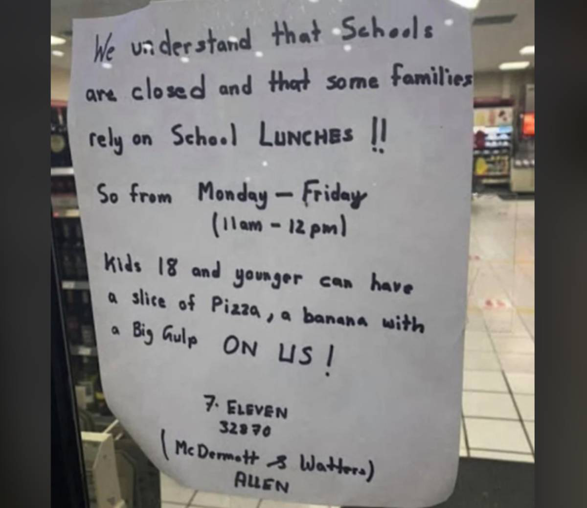 Tờ giấy dán trên cửa một cửa hàng 7-Eleven khiến nhiều người xúc động không thôi - Ảnh 1