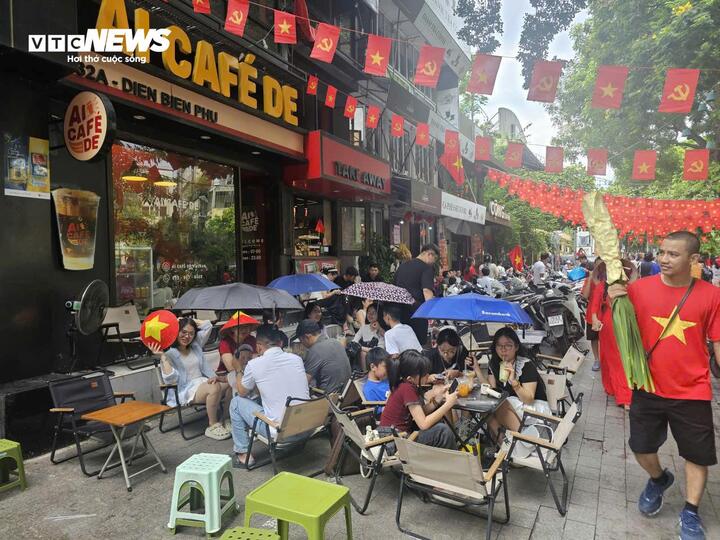 Khách trẩy hội 2/9 đông nghẹt, nhiều dịch vụ ở Hà Nội đội giá - Ảnh 2