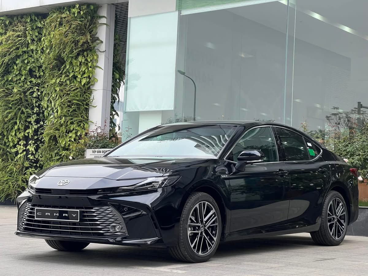 Loạt xe Toyota tăng giá: Fortuner thêm 8 triệu đồng, Camry đắt thêm 12 triệu đồng nhưng Mazda6, K5 vẫn khó bám đuổi - Ảnh 1