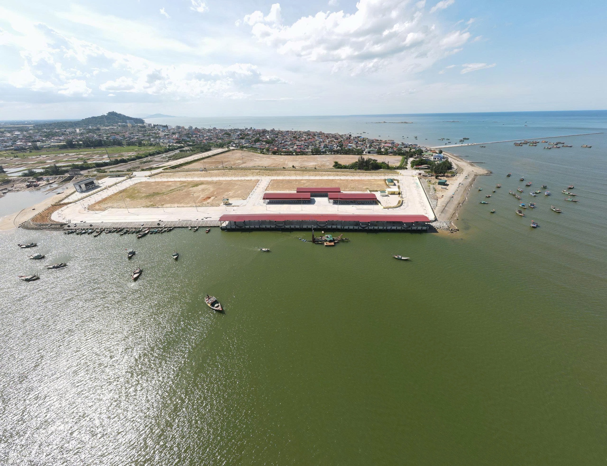 Tàu thuyền gặp khó khi ra, vào cảng cá được đầu tư gần 300 tỉ đồng vì luồng lạch bị bồi lắng - Ảnh 1