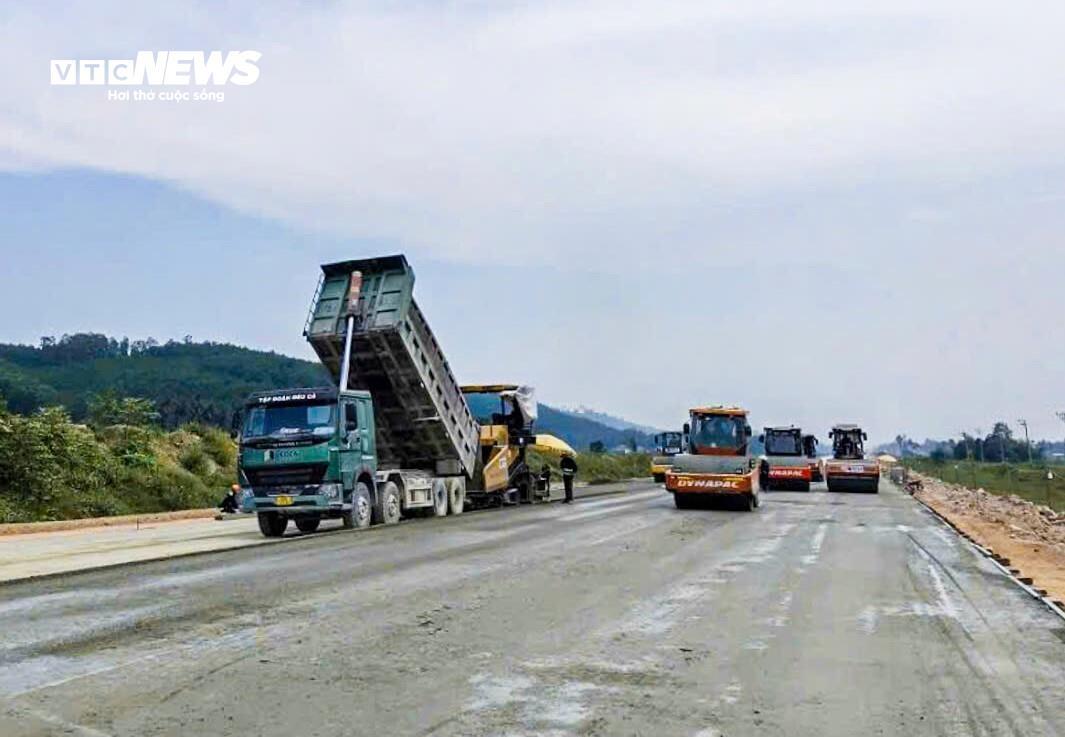 Xuyên đêm thi công cao tốc hơn 20.400 tỷ đồng nối Quảng Ngãi - Gia Lai - Ảnh 1