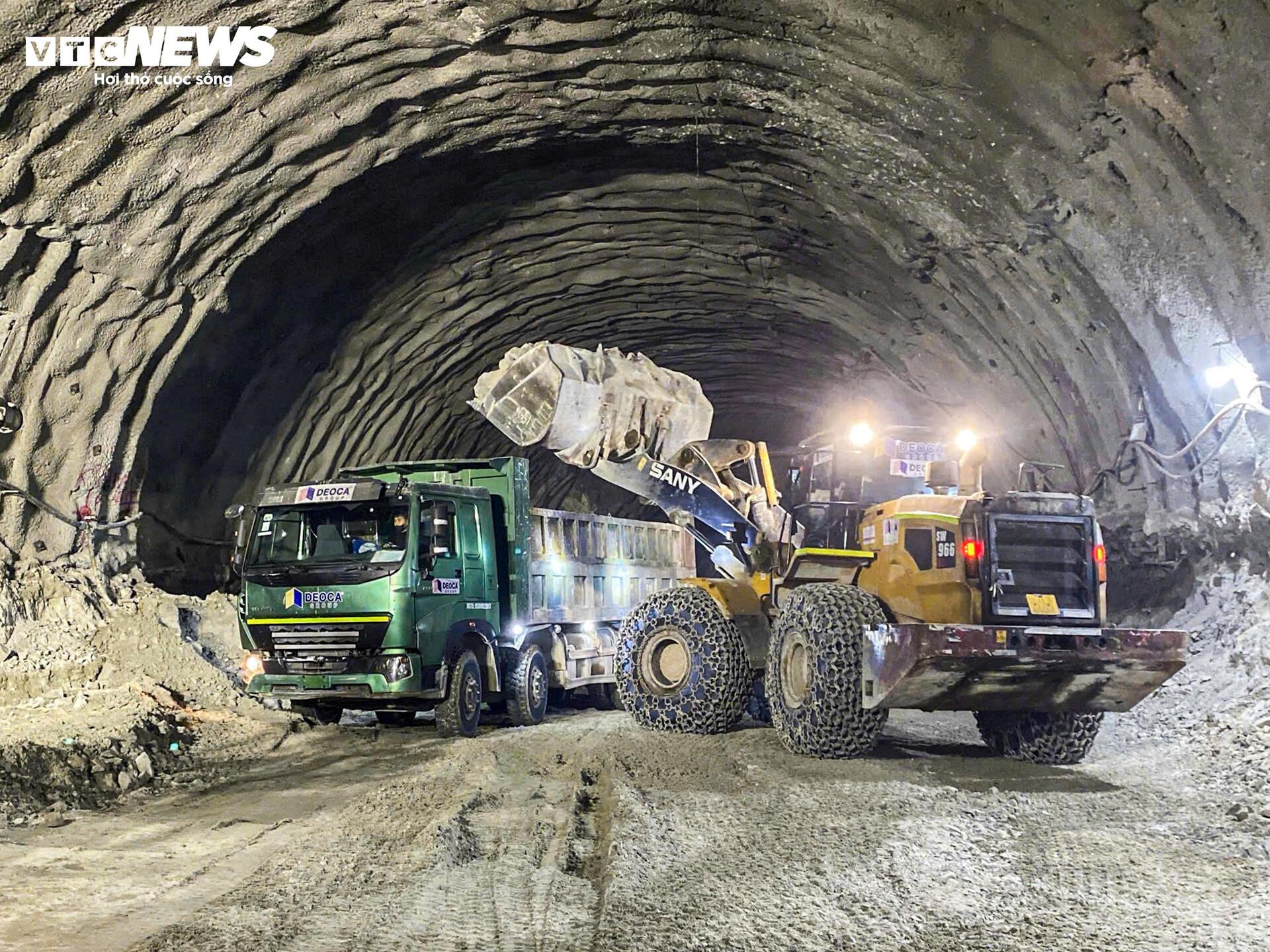 Xuyên đêm thi công cao tốc hơn 20.400 tỷ đồng nối Quảng Ngãi - Gia Lai - Ảnh 4