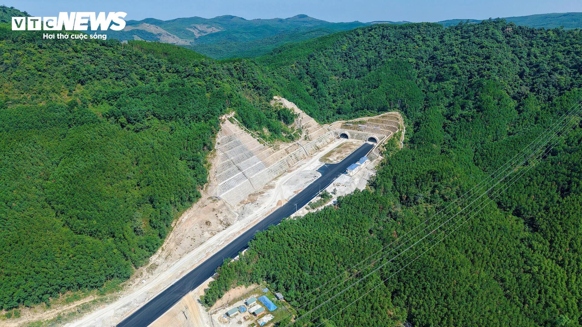 Xuyên đêm thi công cao tốc hơn 20.400 tỷ đồng nối Quảng Ngãi - Gia Lai - Ảnh 2