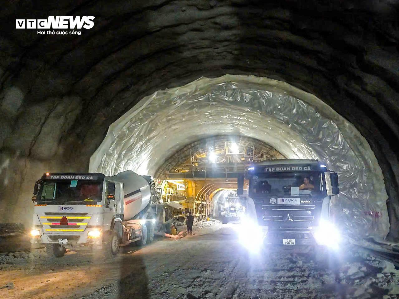 Xuyên đêm thi công cao tốc hơn 20.400 tỷ đồng nối Quảng Ngãi - Gia Lai - Ảnh 9