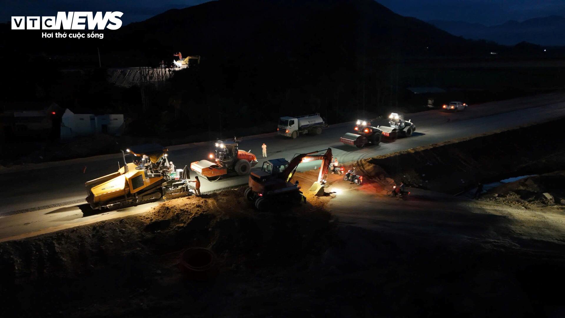 Xuyên đêm thi công cao tốc hơn 20.400 tỷ đồng nối Quảng Ngãi - Gia Lai - Ảnh 5