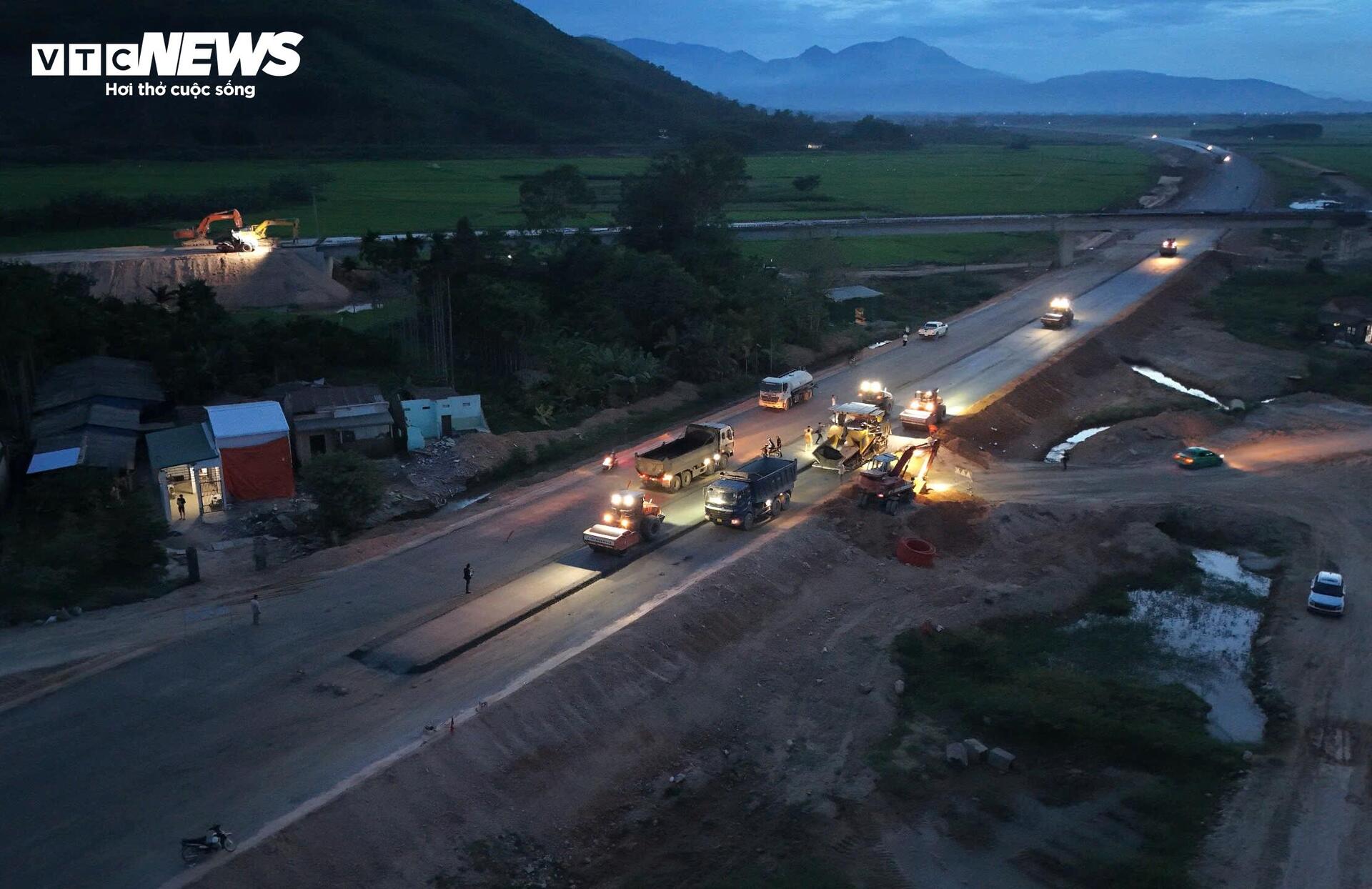 Xuyên đêm thi công cao tốc hơn 20.400 tỷ đồng nối Quảng Ngãi - Gia Lai - Ảnh 8