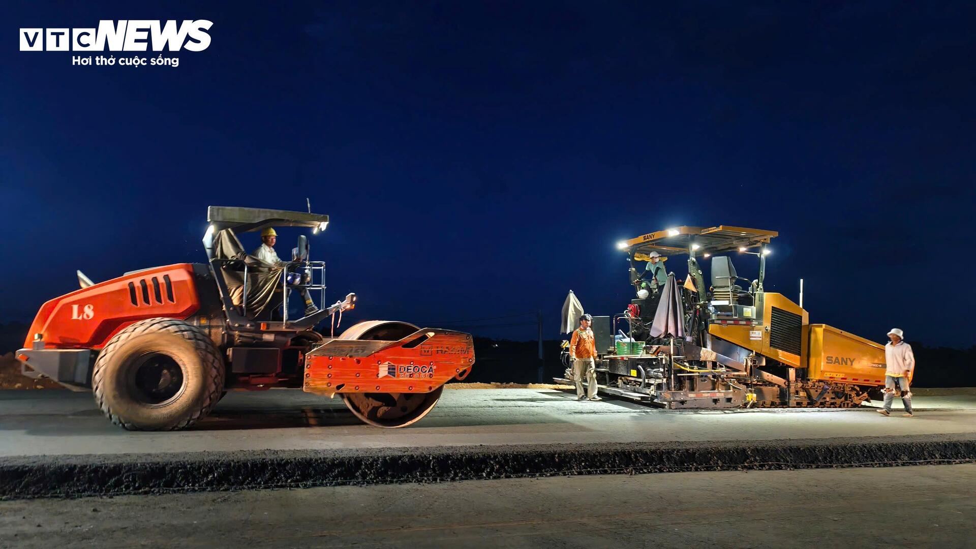 Xuyên đêm thi công cao tốc hơn 20.400 tỷ đồng nối Quảng Ngãi - Gia Lai - Ảnh 7