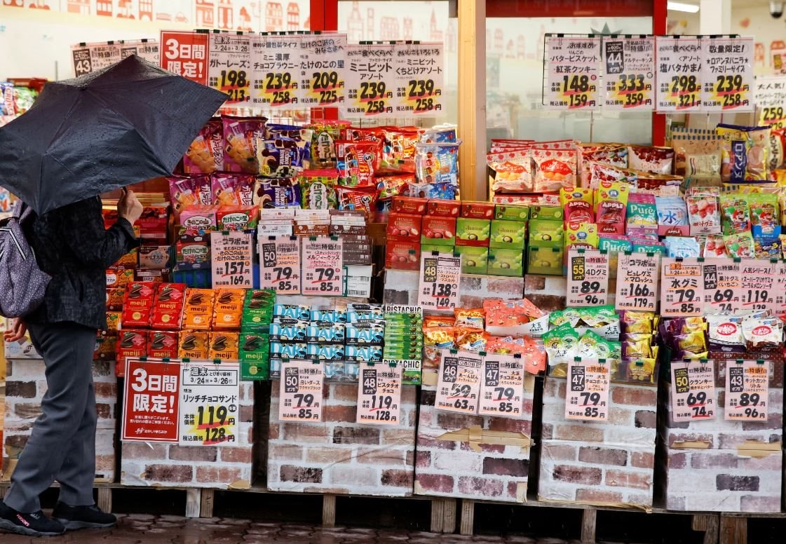 Siêu cường lớn thứ 4 thế giới đau đầu vì giá gạo tăng 100% sau 1 năm, nhiều người dân chấp nhận bay ra nước ngoài mua gạo về sử dụng - Ảnh 1