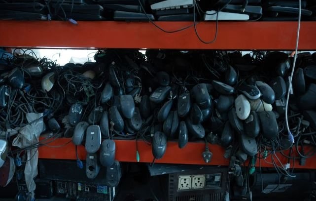 Đế chế rác thải điện tử tỷ USD ở Ấn Độ: Mỗi năm thu gom 1,75 triệu tấn, máy tính, điện thoại, tivi đổi lấy đồng, sắt, vàng - Ảnh 3