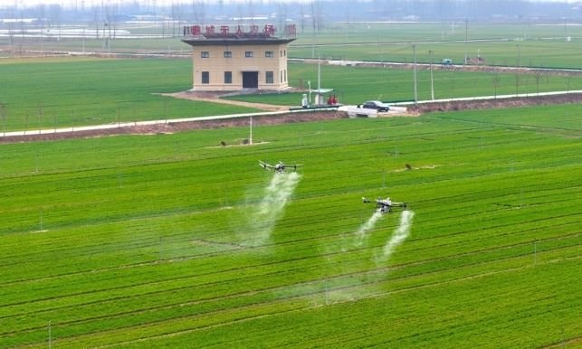 Những cánh đồng không bóng nông dân tại Trung Quốc: Tràn ngập máy cày robot, drone giám sát, dữ liệu liên tục phát về phòng điều khiển - Ảnh 1