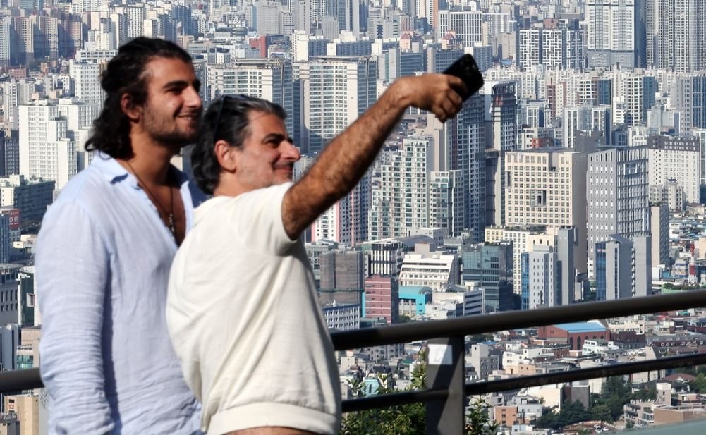 Hơn 100.000 căn nhà nằm trong tay người ngoại quốc khiến giá BĐS vượt sức chịu đựng, người dân chỉ có thể đi thuê: Siêu cường châu Á ra lệnh khẩn! - Ảnh 2