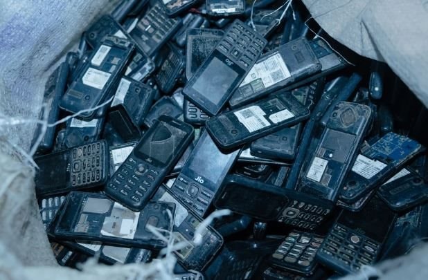 Đế chế rác thải điện tử tỷ USD ở Ấn Độ: Mỗi năm thu gom 1,75 triệu tấn, máy tính, điện thoại, tivi đổi lấy đồng, sắt, vàng - Ảnh 2