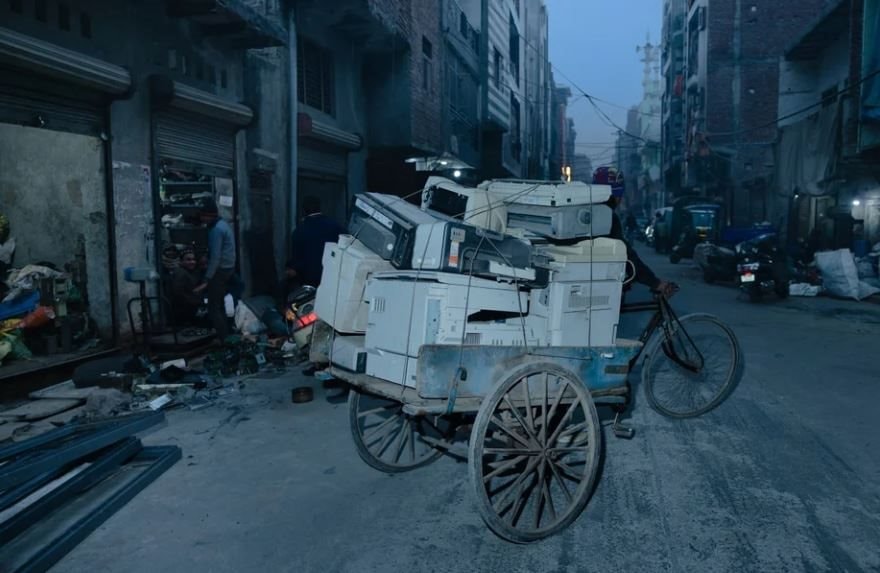 Đế chế rác thải điện tử tỷ USD ở Ấn Độ: Mỗi năm thu gom 1,75 triệu tấn, máy tính, điện thoại, tivi đổi lấy đồng, sắt, vàng - Ảnh 1