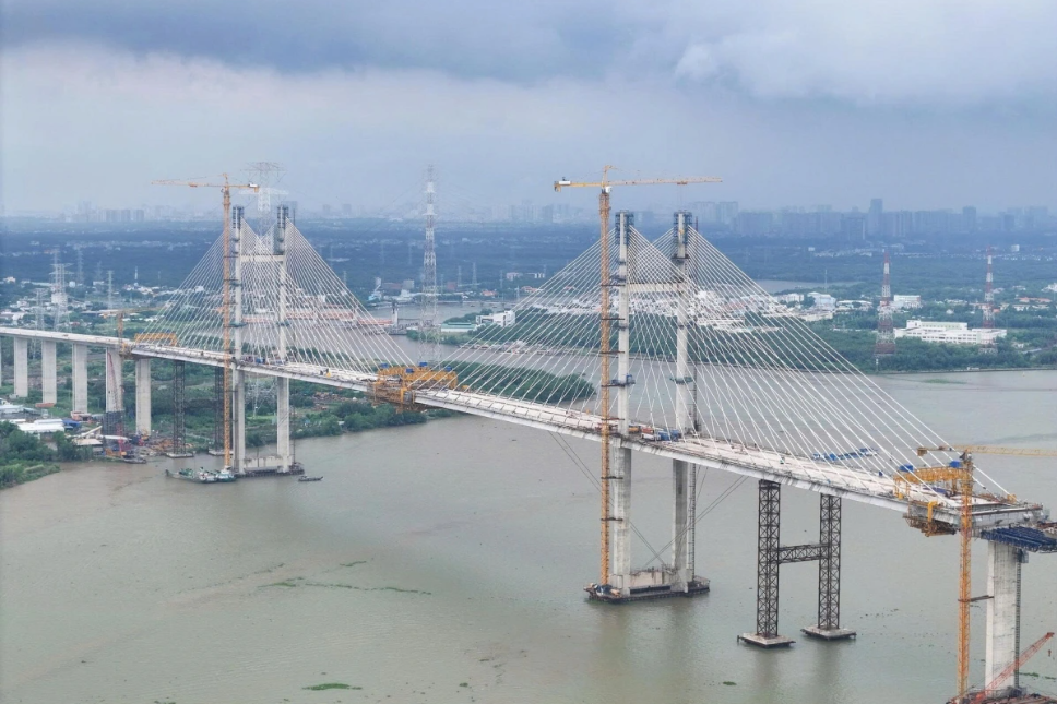 Sau một thập kỷ, dự án cây cầu dây văng cao nhất Việt Nam sắp về đích - Ảnh 1