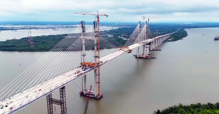 Sau một thập kỷ, dự án cây cầu dây văng cao nhất Việt Nam sắp về đích - Ảnh 2