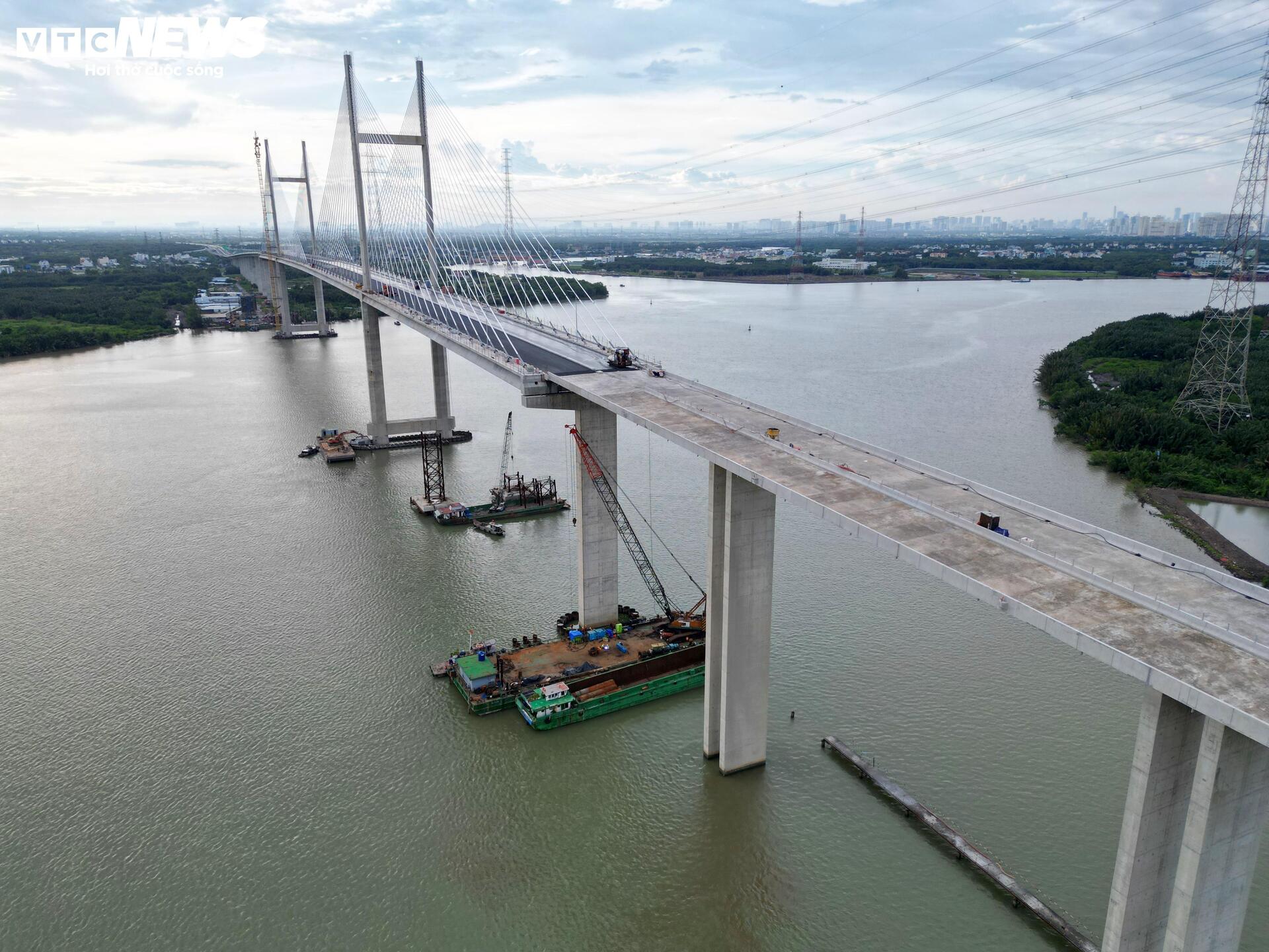 Diện mạo cầu dây văng tĩnh không cao nhất Việt Nam trước ngày về đích - Ảnh 2