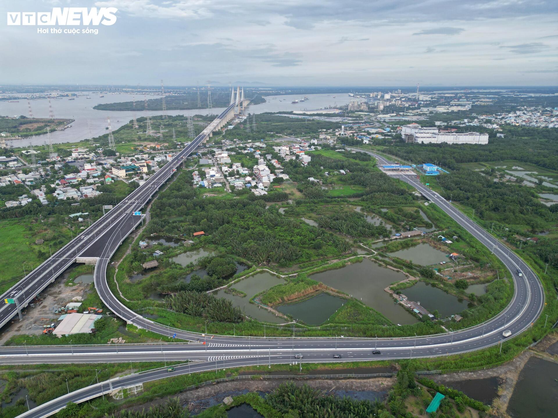 Diện mạo cầu dây văng tĩnh không cao nhất Việt Nam trước ngày về đích - Ảnh 11