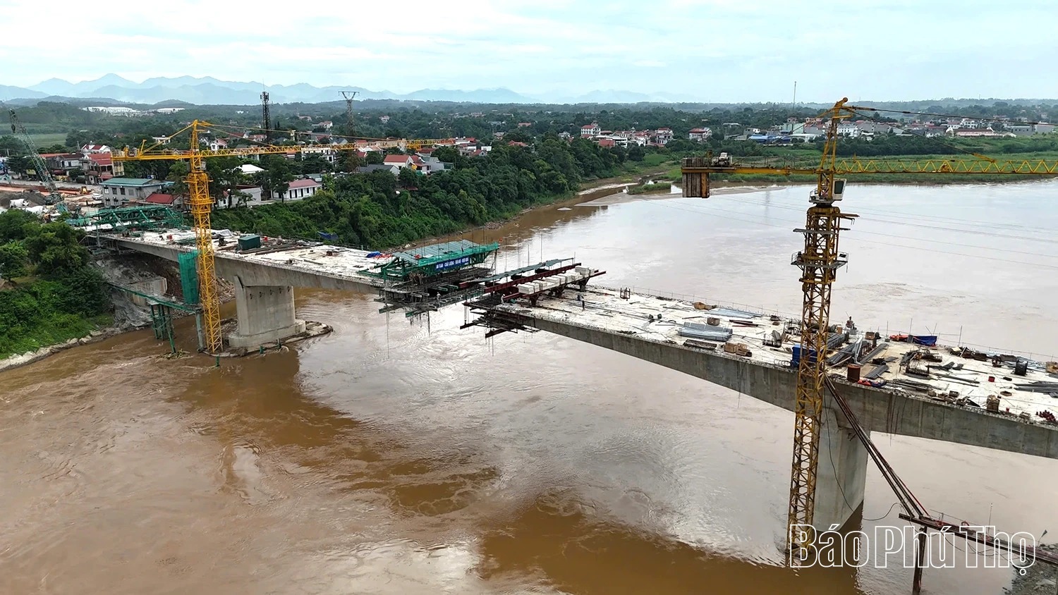 Hàng triệu người dân Phú Thọ sắp đón tin vui: Cầu Phong Châu bắc qua sông Hồng sẽ hợp long vào dịp đặc biệt quan trọng - Ảnh 1