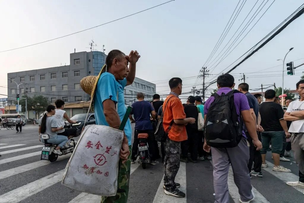 Buồn cho những người bị bỏ lại phía sau tại nền kinh tế lớn thứ 2 thế giới: Mất việc vì “quá tuổi”, lên thủ đô tìm việc từ tờ mờ sáng, “việc ít, người đông”, tiền công lại bị môi giới cắt xén - Ảnh 3