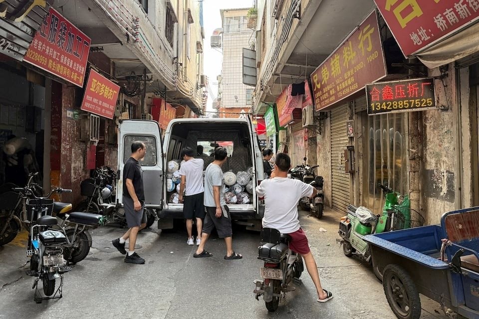 'Bóng ma' thuế quan đeo bám, các nhà máy Trung Quốc bật chế độ sinh tồn, công nhân oằn mình vì lương “thấp vô lý” - Ảnh 1