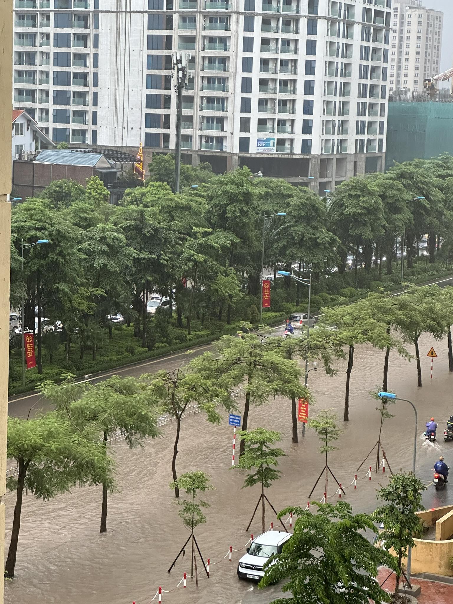 Khu nhà giàu Ciputra được ví như "làng chài" bởi hễ mưa lớn là ngập trong "biển nước" nhưng giá biệt thự trăm tỷ/căn - Ảnh 3