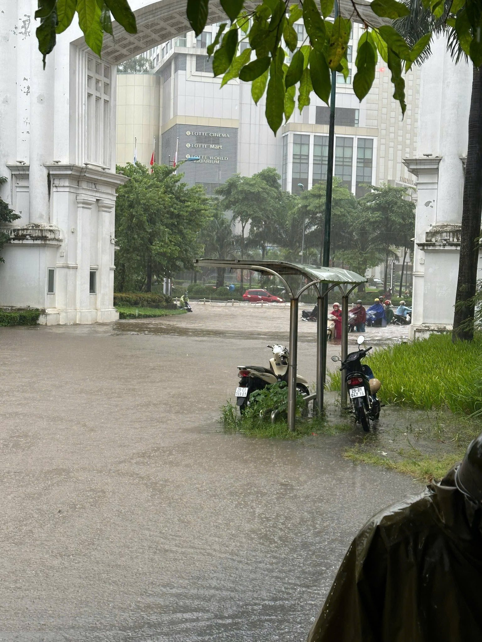 Khu nhà giàu Ciputra được ví như "làng chài" bởi hễ mưa lớn là ngập trong "biển nước" nhưng giá biệt thự trăm tỷ/căn - Ảnh 4
