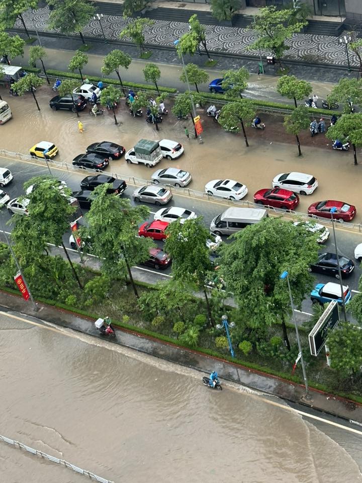 Khu nhà giàu Ciputra được ví như "làng chài" bởi hễ mưa lớn là ngập trong "biển nước" nhưng giá biệt thự trăm tỷ/căn - Ảnh 2