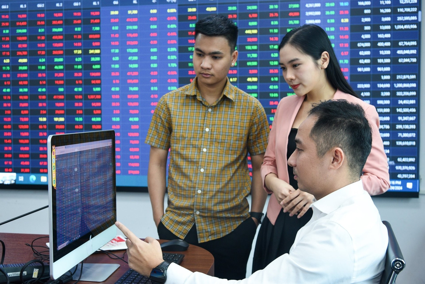 Có nên bán vàng, đổ tiền vào chứng khoán? - Ảnh 1