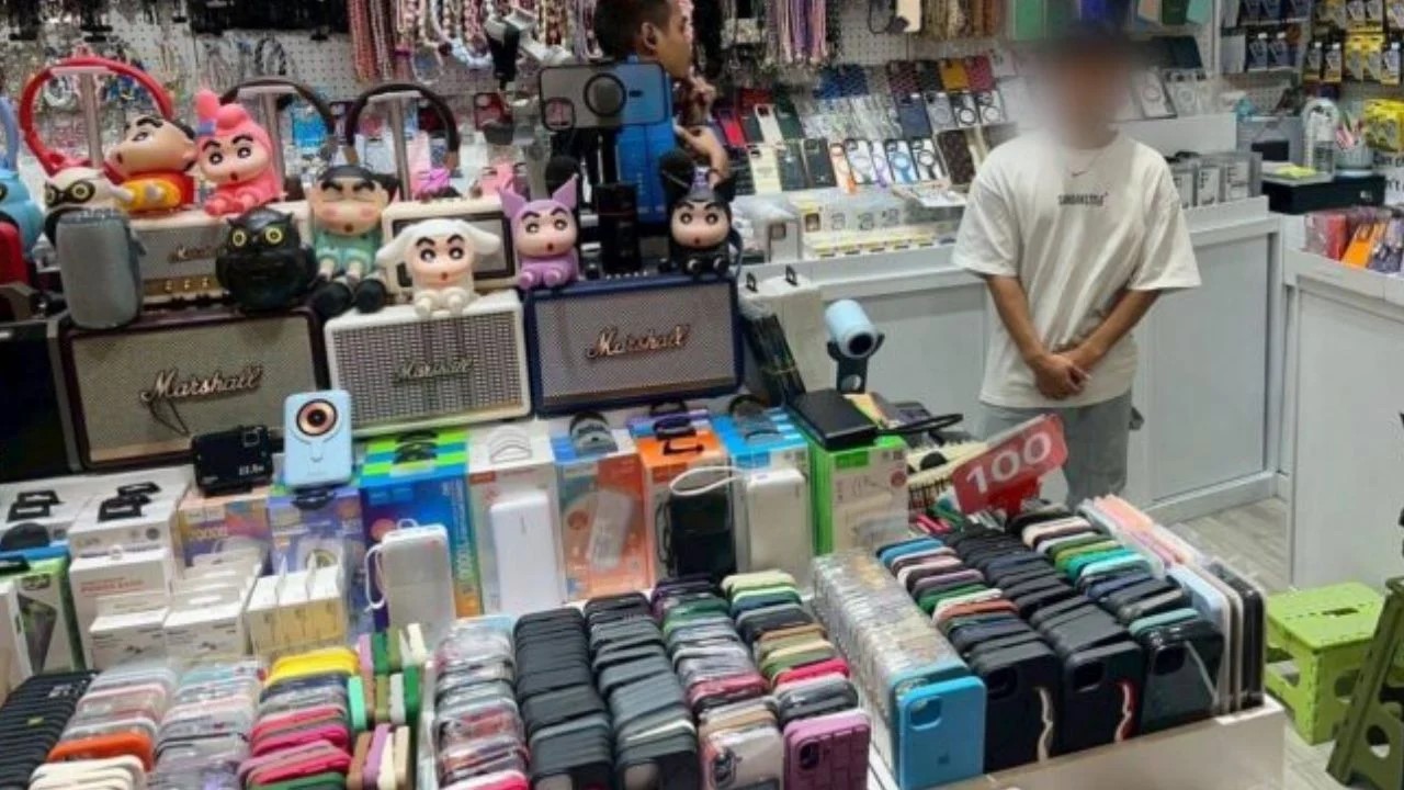 Một thiếu tướng chỉ huy cuộc đột kích, triệt phá đường dây buôn bán loa Marshall giả, bắt giữ 6 đối tượng và tịch thu hơn 200 sản phẩm - Ảnh 1