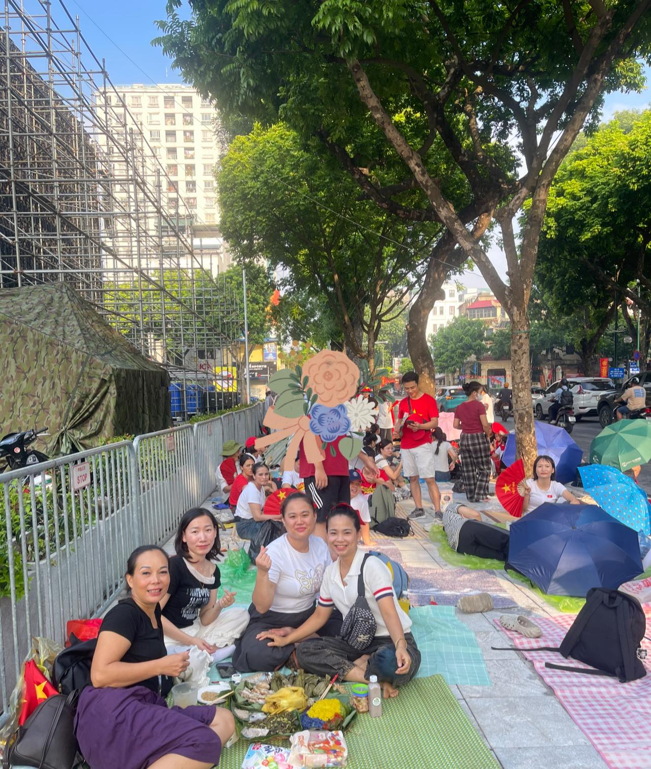 Chủ nhân mâm xôi gà xem diễu binh đang hot nhất MXH: Đi từ 3h30, mang toàn đặc sản quê nhà đến Hà Nội - Ảnh 6