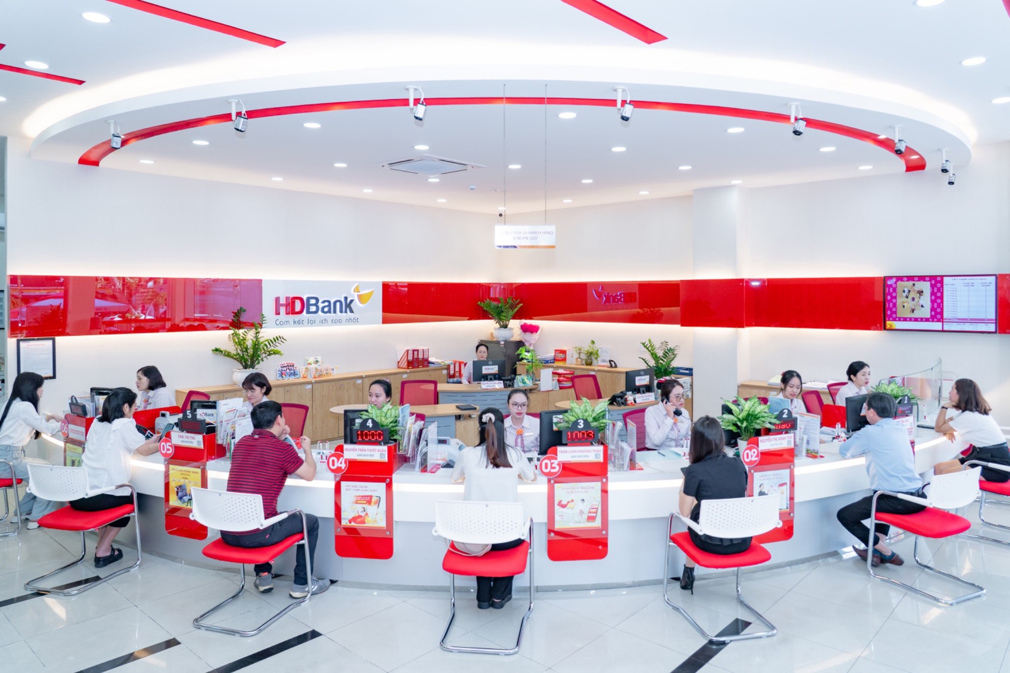 Đẩy mạnh kinh doanh số, HDBank báo lãi 10.068 tỷ đồng trong 6 tháng đầu năm, ROE lên tới 26,5% - Ảnh 1