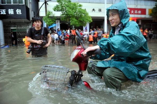 Xe máy điện đi vào đường ngập nước bị chết máy thì bảo hành kiểu gì: Trung Quốc có "quy tắc ngầm" thế này - Ảnh 1