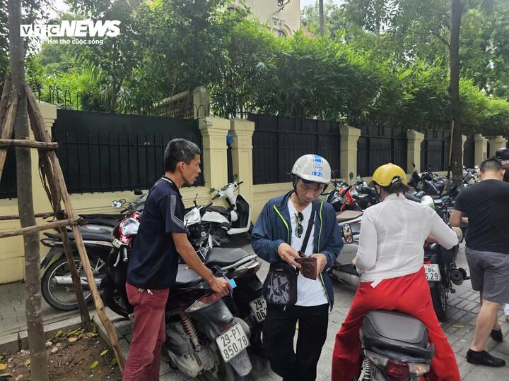 Khách trẩy hội 2/9 đông nghẹt, nhiều dịch vụ ở Hà Nội đội giá - Ảnh 1