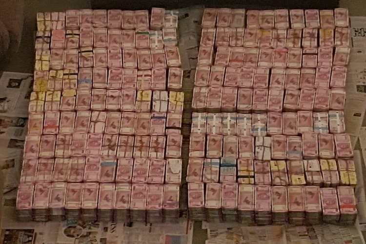 Đột kích cơ sở của giám đốc công ty xây dựng đường bộ và cao tốc, tịch thu kỷ lục 494 tỷ đồng chất đống như gạch, 100 kg vàng ròng trị giá 280 tỷ đồng - Ảnh 1