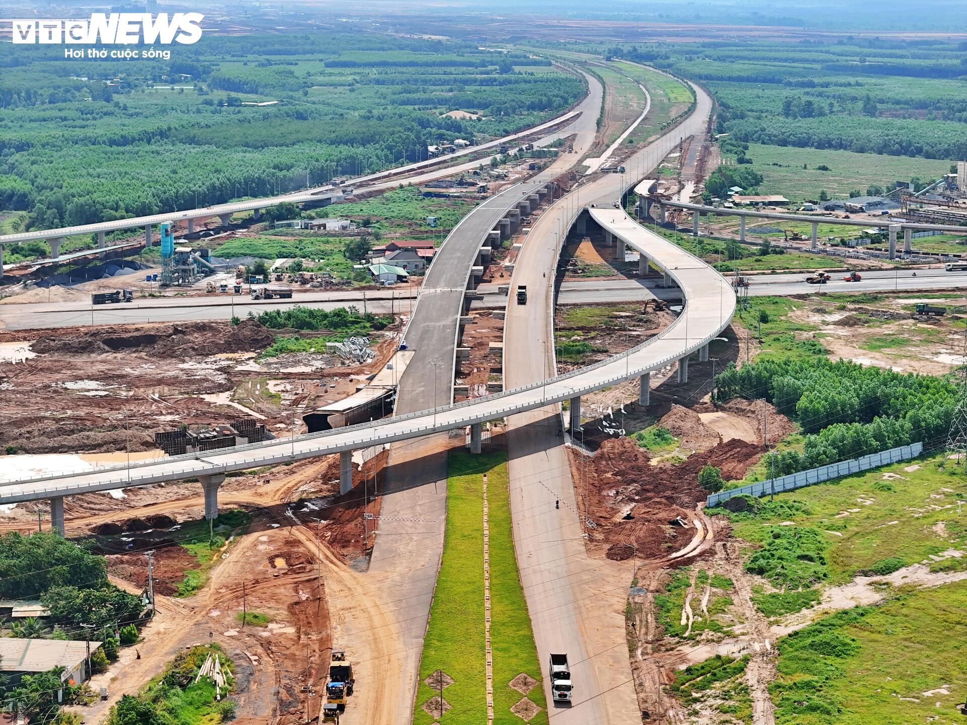 'Trái tim' sân bay Long Thành tăng tốc về đích bất chấp nắng mưa thất thường - Ảnh 14