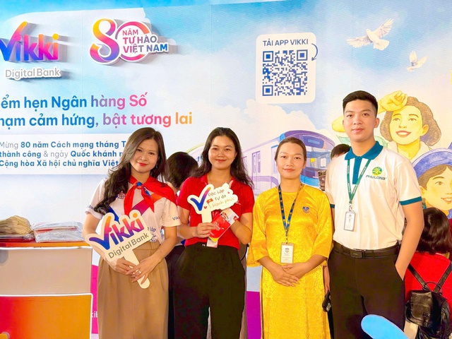 Vikki Bank tặng 1.100 điện thoại thông minh 5G cho người nghèo, lan tỏa niềm vui Quốc khánh - Ảnh 2