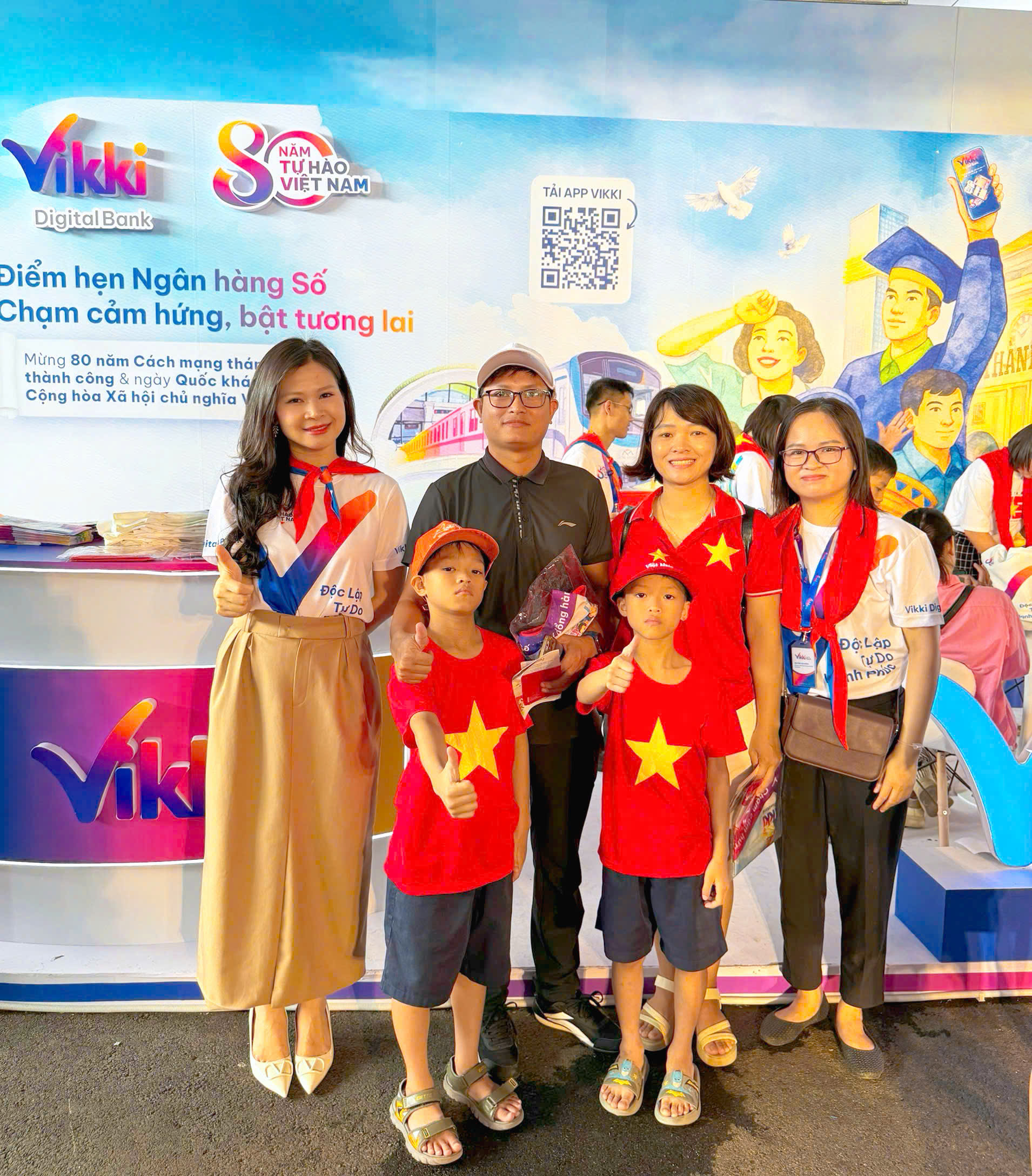 Vikki Bank tặng 1.100 điện thoại thông minh 5G cho người nghèo, lan tỏa niềm vui Quốc khánh - Ảnh 3