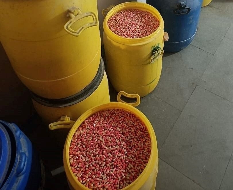 Điều tra suốt 2 tháng, triệt phá đường dây sản xuất thuốc giả, thu giữ gần 200 kg thuốc nhái Panadol, Johnson & Johnson, GSK… - Ảnh 1