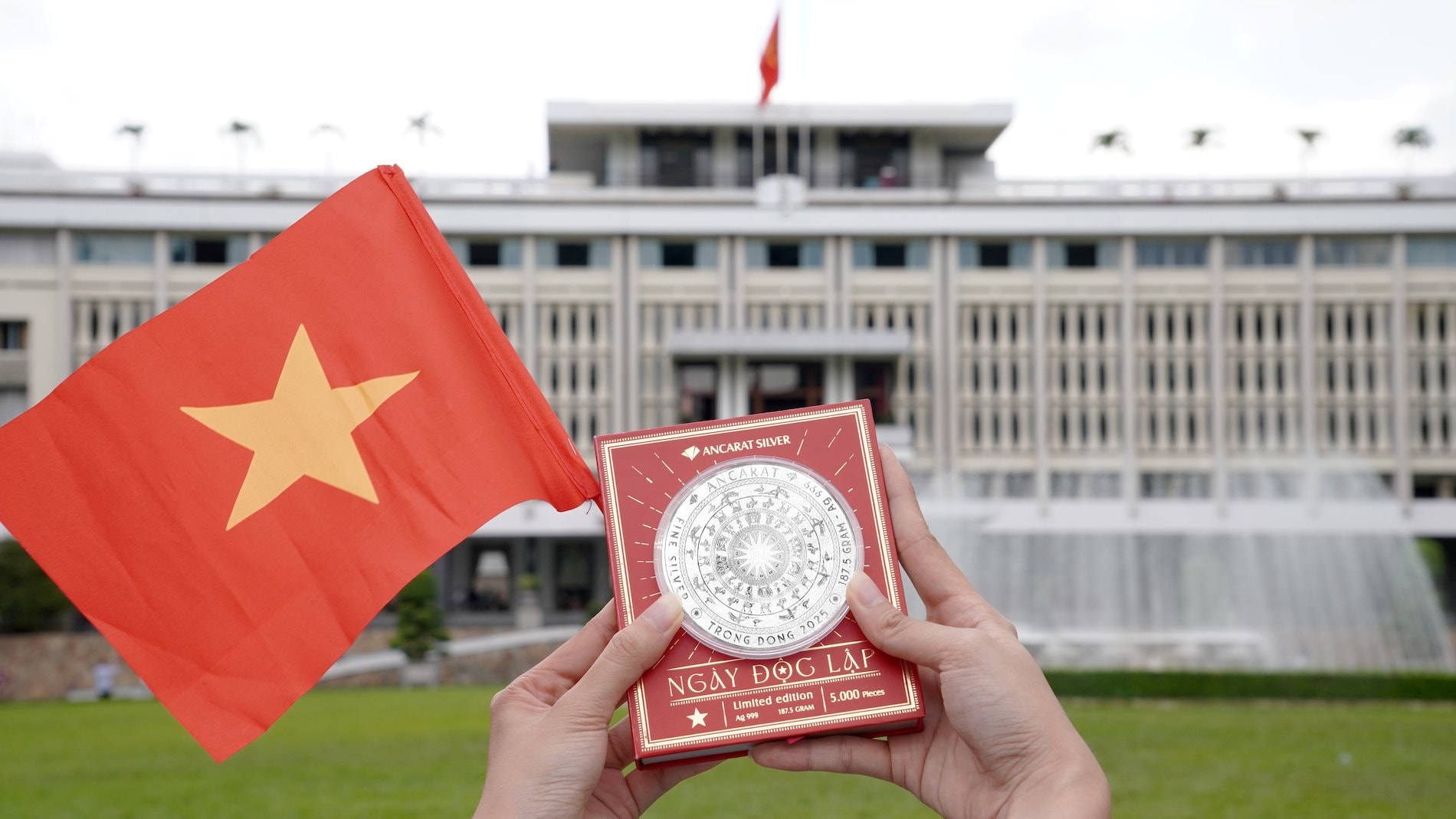 Giới trẻ săn tìm bạc kỷ niệm Quốc khánh 2/9, nhiều sản phẩm nhanh chóng hết sạch - Ảnh 1