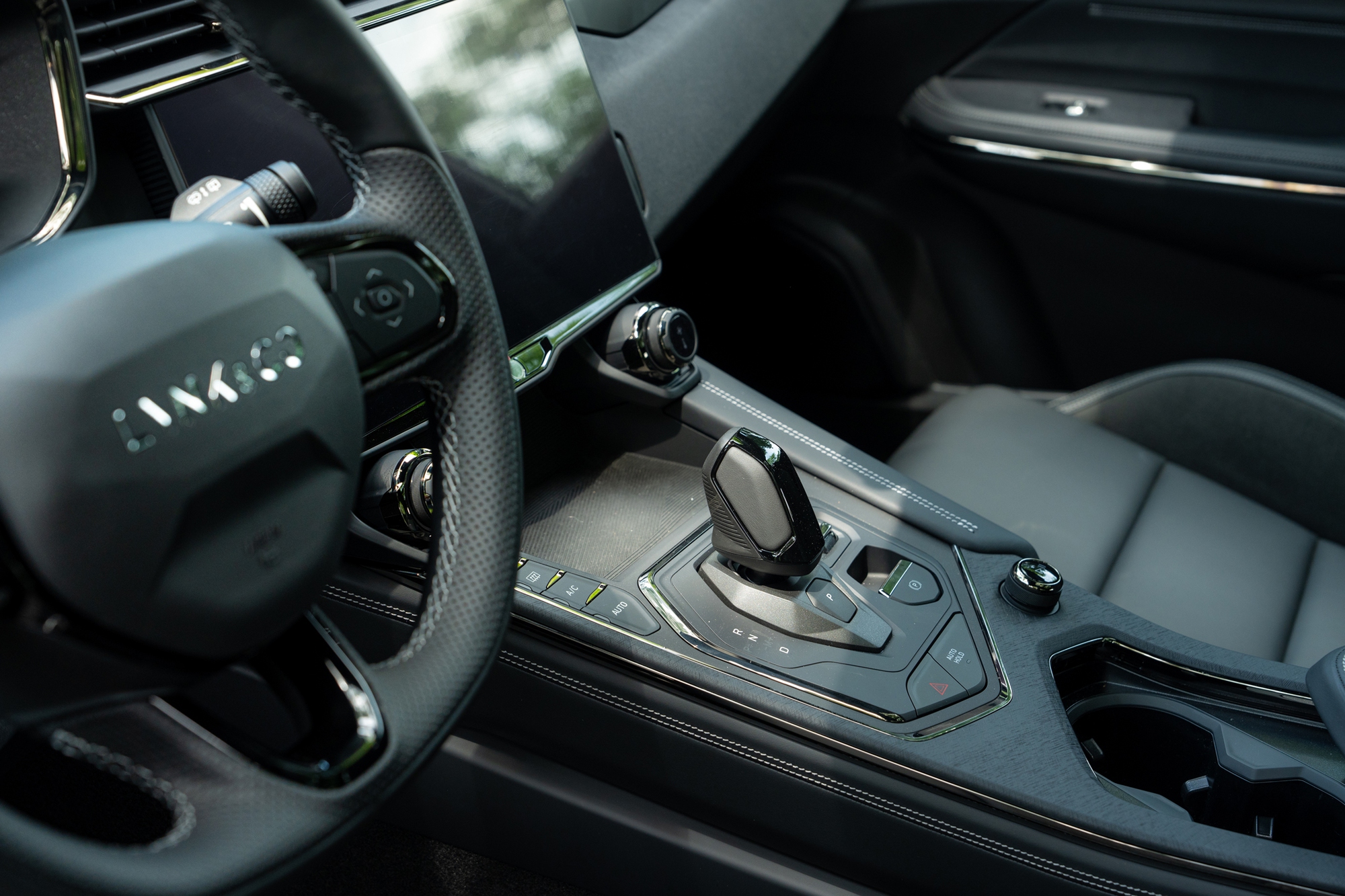 Chi tiết Lynk & Co 01 bản 'base' vừa ra mắt: Giá rẻ hơn 80 triệu đồng, bỏ một số tính năng nhưng vẫn còn ADAS - Ảnh 14