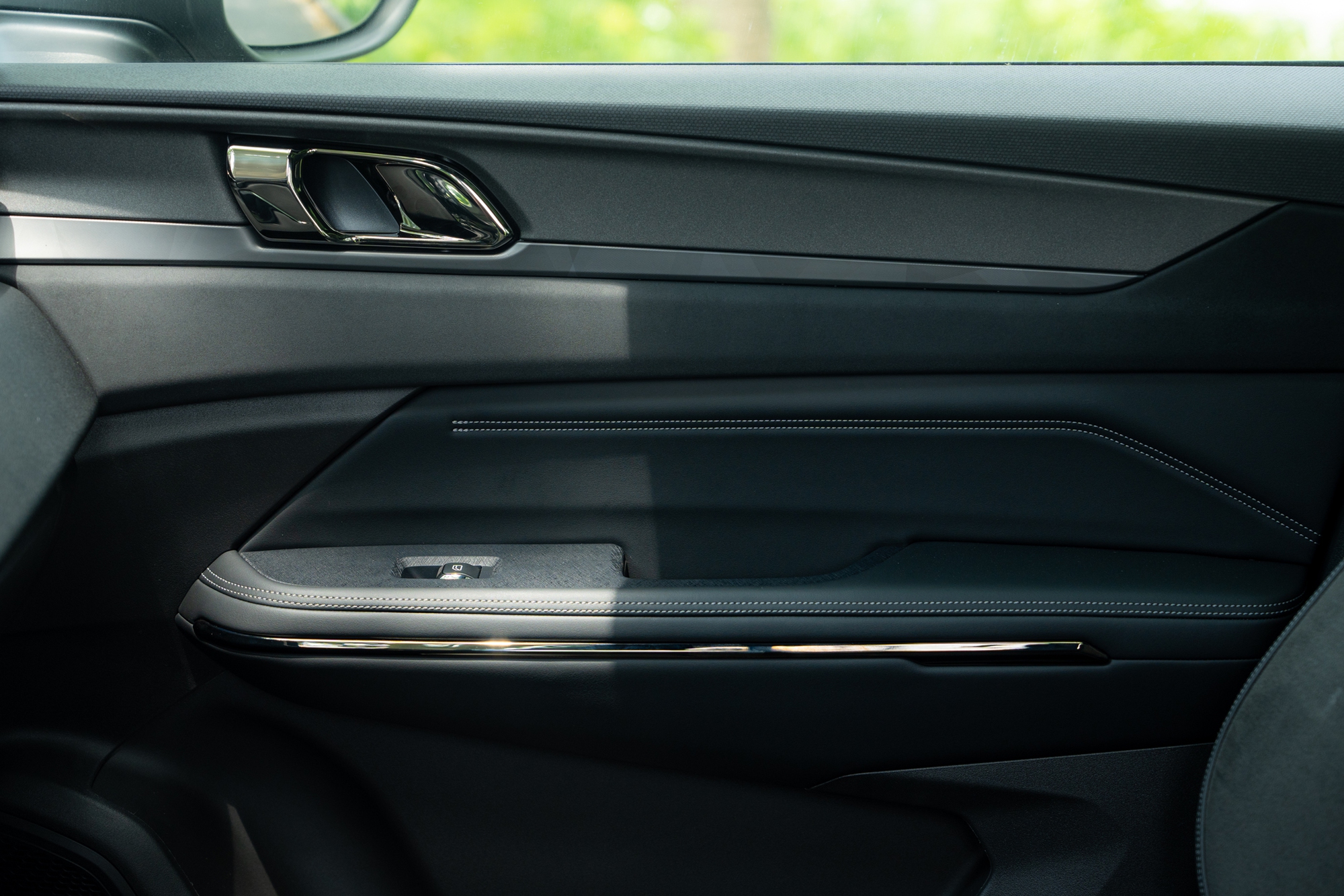 Chi tiết Lynk & Co 01 bản 'base' vừa ra mắt: Giá rẻ hơn 80 triệu đồng, bỏ một số tính năng nhưng vẫn còn ADAS - Ảnh 17