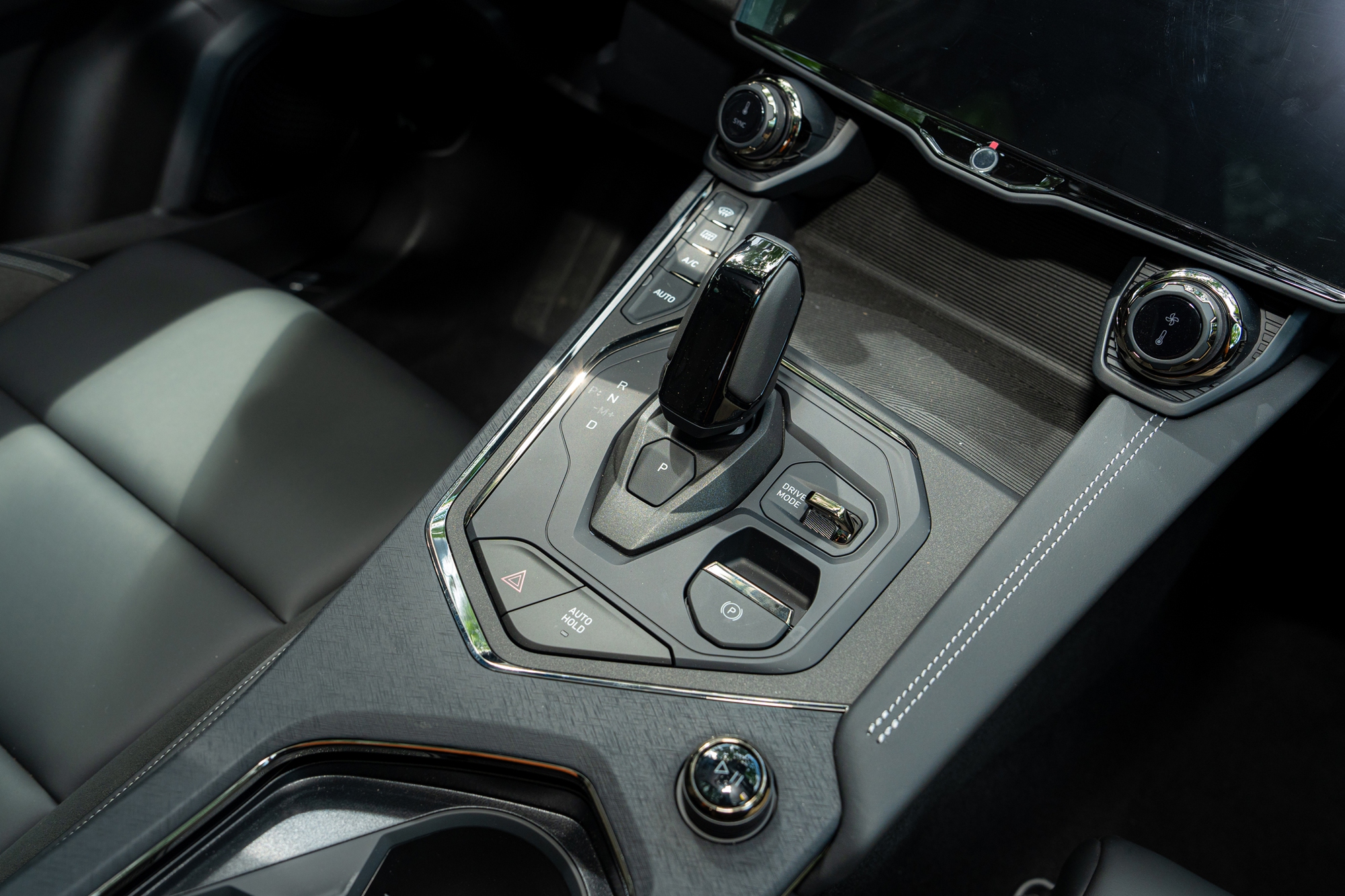 Chi tiết Lynk & Co 01 bản 'base' vừa ra mắt: Giá rẻ hơn 80 triệu đồng, bỏ một số tính năng nhưng vẫn còn ADAS - Ảnh 15