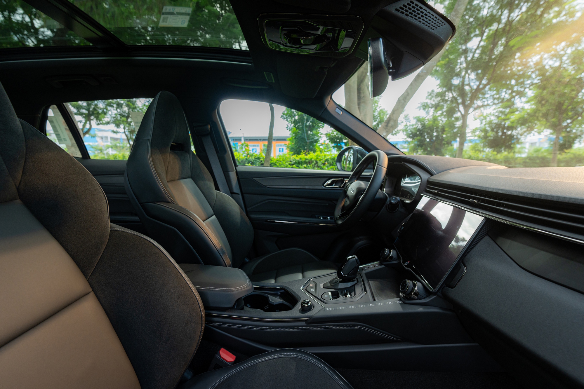 Chi tiết Lynk & Co 01 bản 'base' vừa ra mắt: Giá rẻ hơn 80 triệu đồng, bỏ một số tính năng nhưng vẫn còn ADAS - Ảnh 18