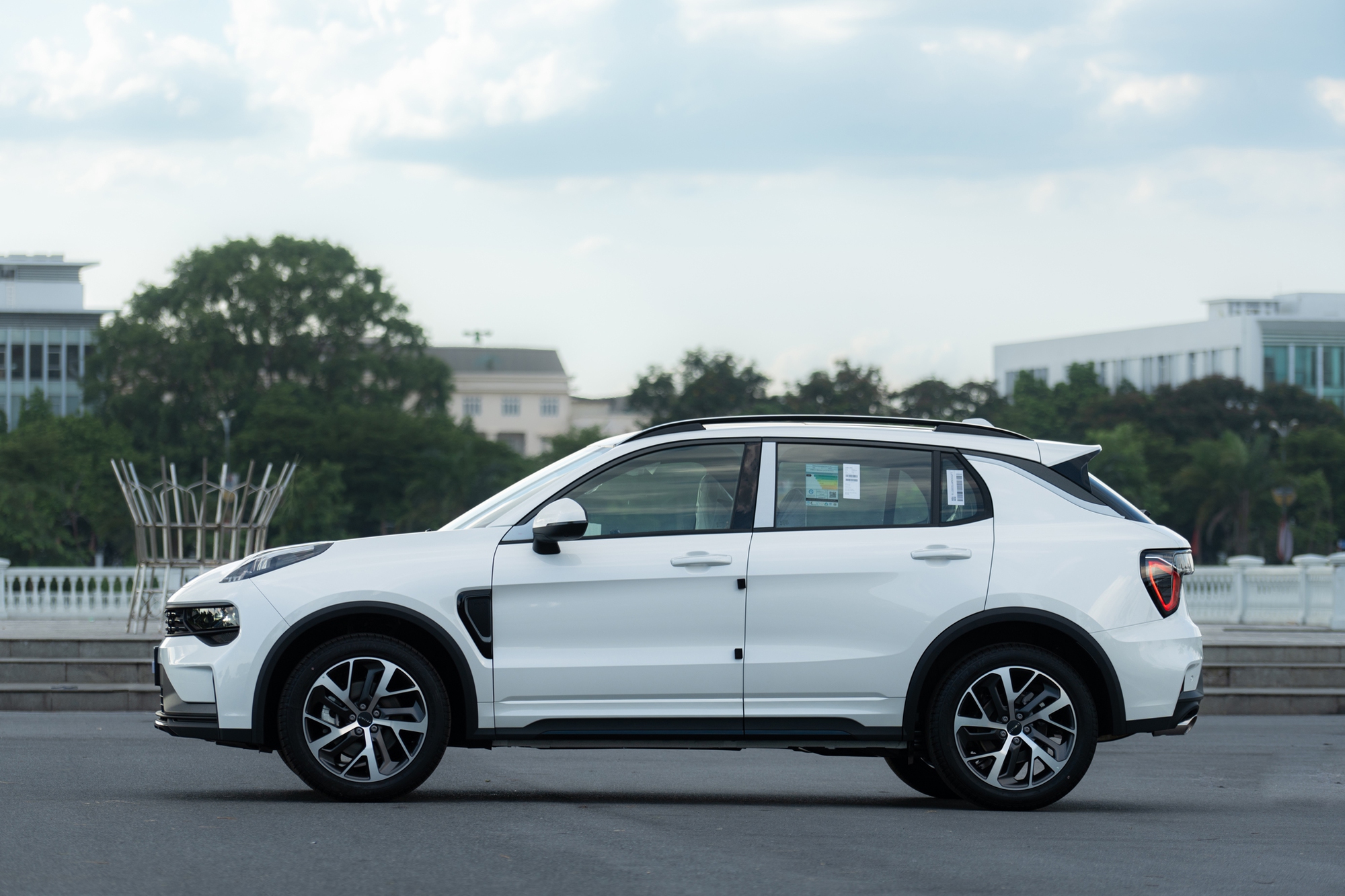 Chi tiết Lynk & Co 01 bản 'base' vừa ra mắt: Giá rẻ hơn 80 triệu đồng, bỏ một số tính năng nhưng vẫn còn ADAS - Ảnh 7