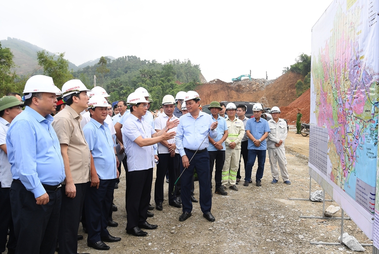 Tập trung máy móc, nhân lực để tăng tốc tiến độ 4 dự án cao tốc trọng điểm phía Bắc - Ảnh 1