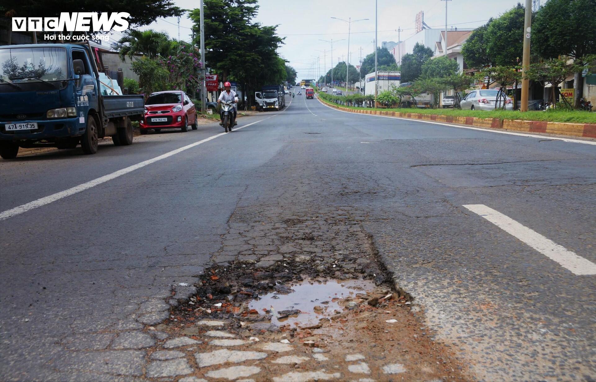 Đường hơn 640 tỷ đồng ở Đắk Lắk tiếp tục hư hỏng sau sửa chữa - Ảnh 8